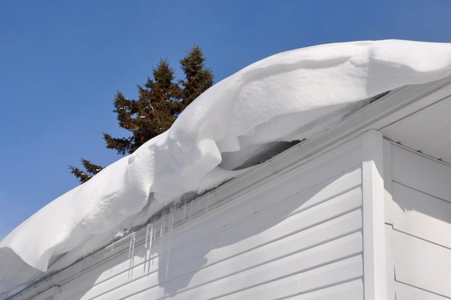 Внимание! Возможен сход снега и льда с крыш зданий.